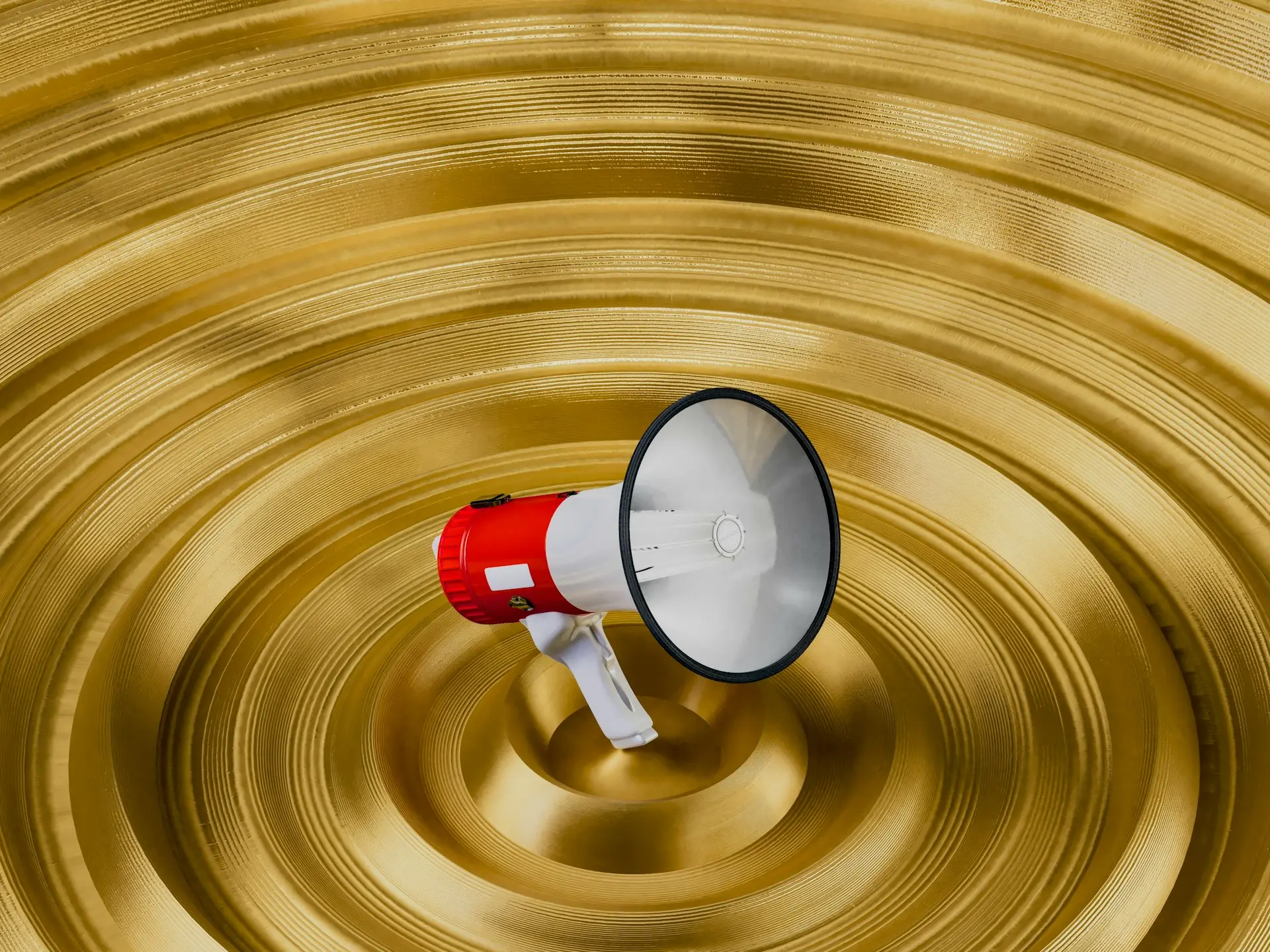 A red and white bullhorn is in a golden bowl